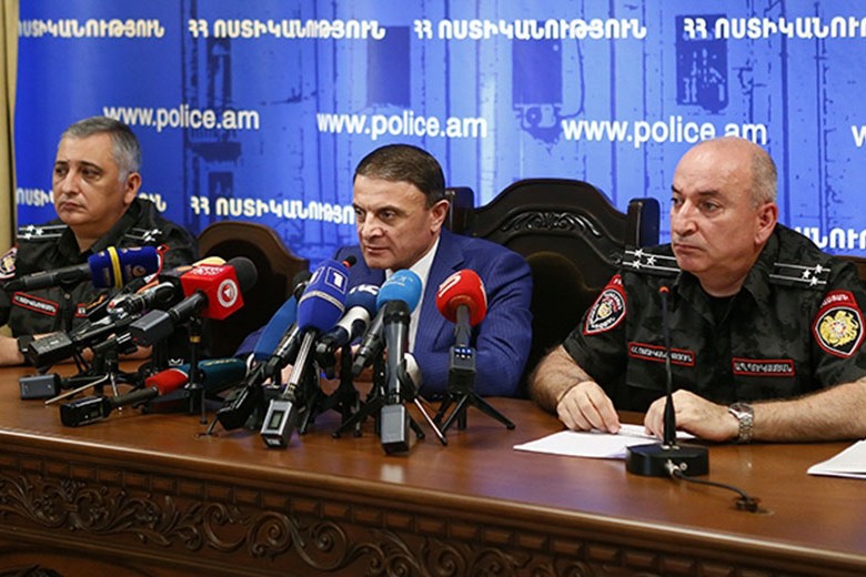 Валерий Осипян (в центре) 