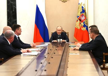 Путин поручил ускорить подготовку энергетической стратегии