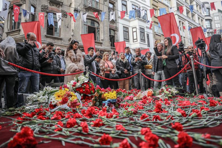 Турция: люди выражают солидарность, возлагая цветы на место теракта в Стамбуле