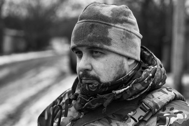 Военный журналист Владлен Татарский (Максим Фомин)