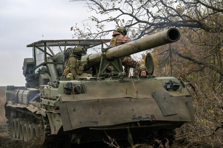 Военнослужащие расчета самоходной артиллерийской установки (САУ) 2С7М «Малка»