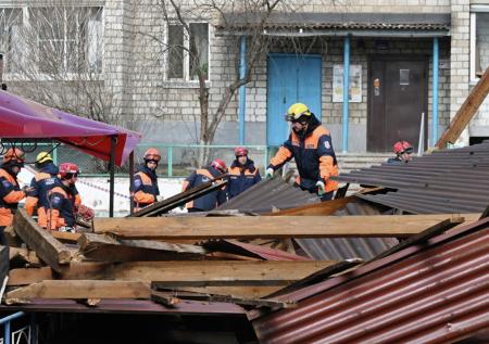 Сильный ветер обрушил трубу котельной и обесточил тысячи жителей