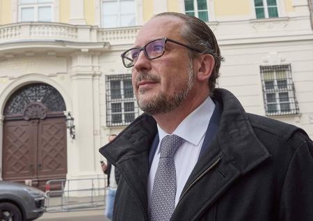 Новый канцлер Австрии прокомментировал обвинения в адрес Курца