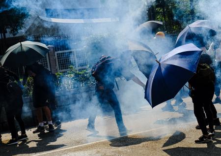 Жители Гонконга митингуют против применения полицией слезоточивого газа