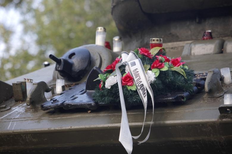 Венок на памятнике танку Т-34 в городе Нарва