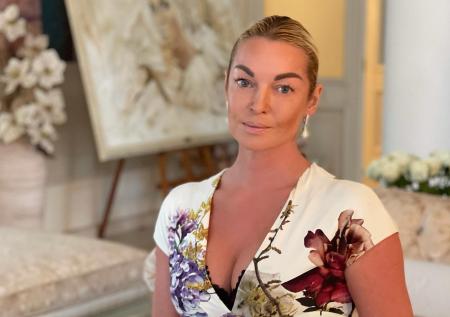 Волочкова объяснила, почему подаст иск в суд из-за скандала в самолёте