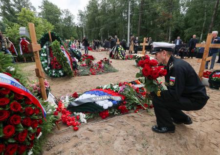 Опубликовано видео с закрытых похорон подводников в Санкт-Петербурге