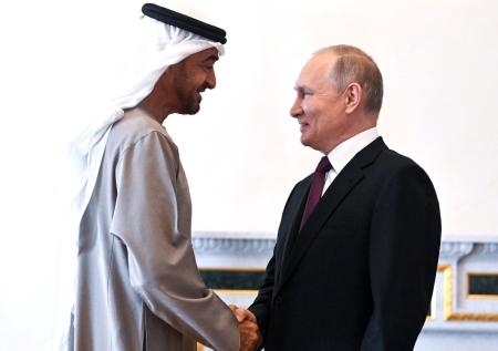 Песков не знает, вернул ли президент ОАЭ пальто Путину