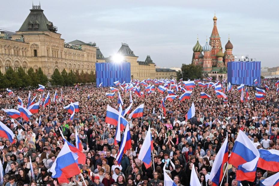 Зрители на праздничном концерте «Одна страна, одна семья, одна Россия!» на Красной площади в Москве