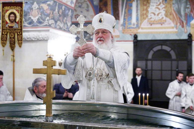 Богослужение и чин освящения воды Патриархом Кириллом в канун праздника Крещения Господня в храме Христа Спасителя