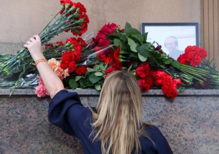 Цветы приносят к редакции «Говорит Москва» в память о Доренко