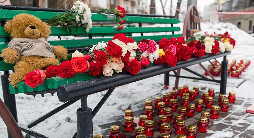 Цветы и свечи у ТЦ «Зимняя вишня»