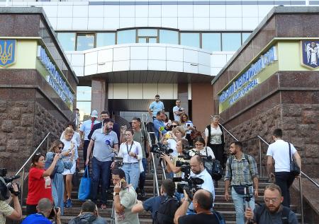 Адвокат опроверг сообщение об отъезде Вышинского с Украины