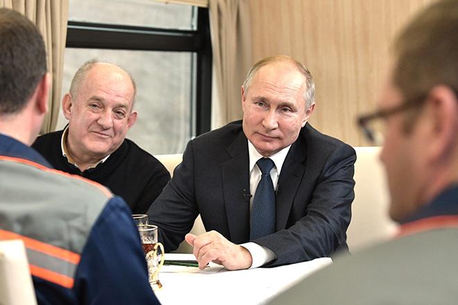 Владимир Путин во время открытия железнодорожного сообщения через Керченский пролив.