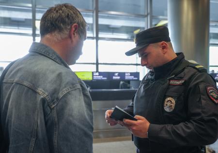Правозащитник раскрыл, что делать в случае проверки документов полицейскими