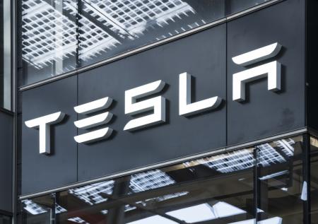 В Японии захотели позвать Tesla на помощь бедствующей Nissan