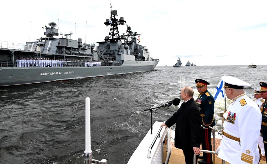 Верховный главнокомандующий обошёл на катере парадную линию боевых кораблей на Кронштадтском рейде и приветствовал их экипажи