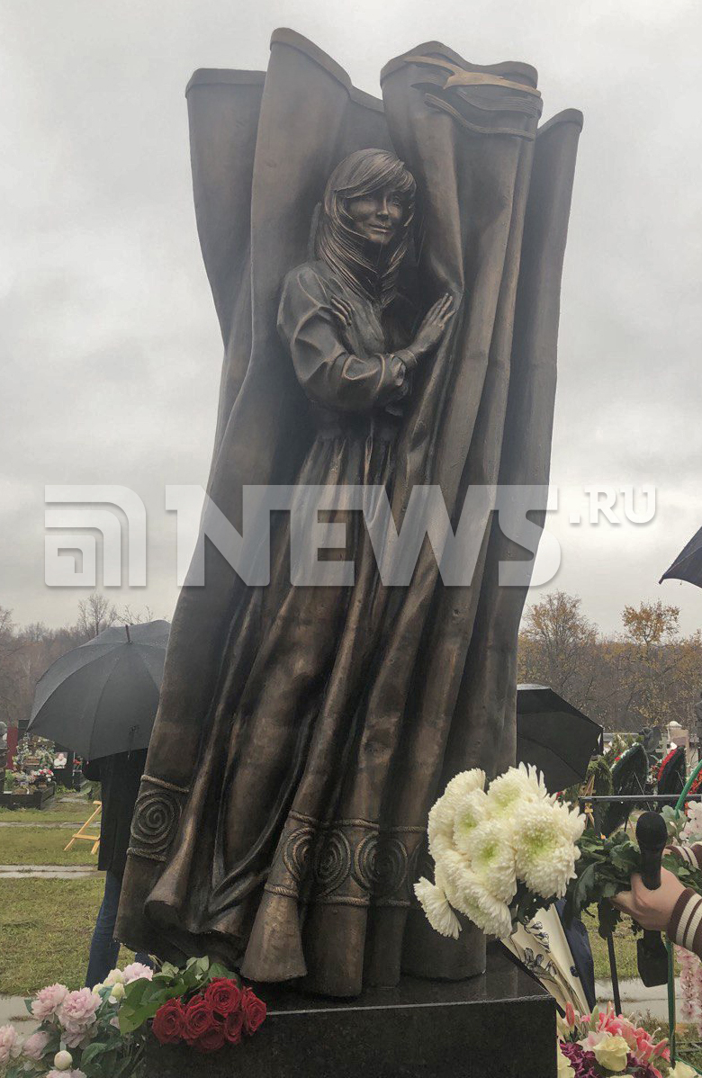 Памятник на могиле актрисы Ирины Мирошниченко