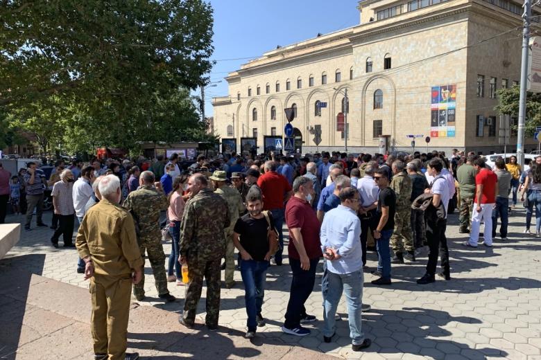 Люди у станции метро «Площадь Республики» в Ереване