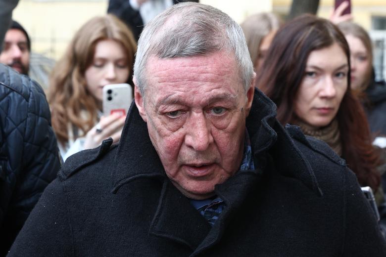 Актер Михаил Ефремов впервые после УДО: кадры возле его дома в Москве