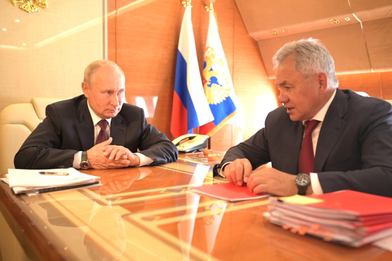 Президент Российской Федерации Владимир Путин на рабочей встрече с министром обороны Сергеем Шойгу