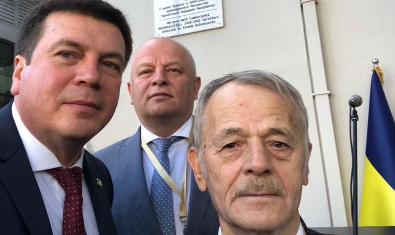 Степан Кубив (в центре) с членами украинской делегации в Стамбуле
