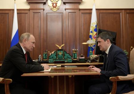 Путин провел беседу с главой Пермского края во время визита в регион