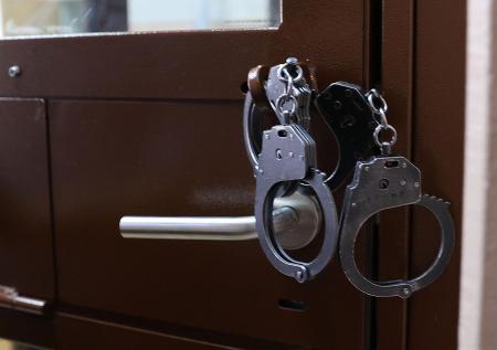 Задержание прятавшегося в сортире угонщика попало на видео
