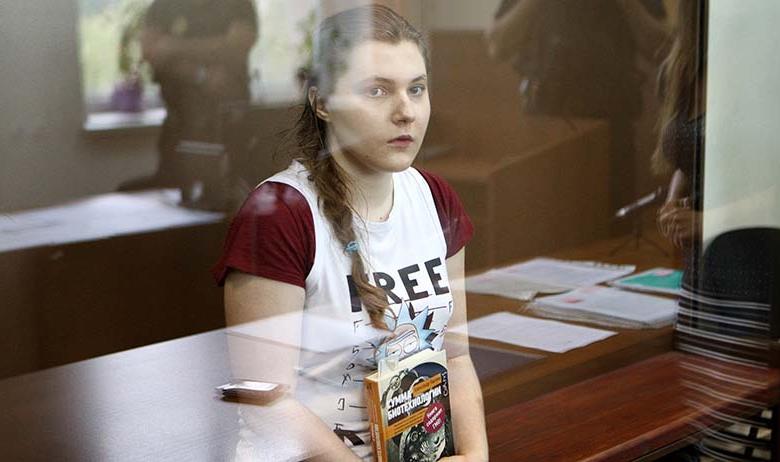 Рассмотрение в Дорогомиловском суде ходатайства следствия о смягчении меры пресечения участнице движения «Новое величие» Анне Павликовой