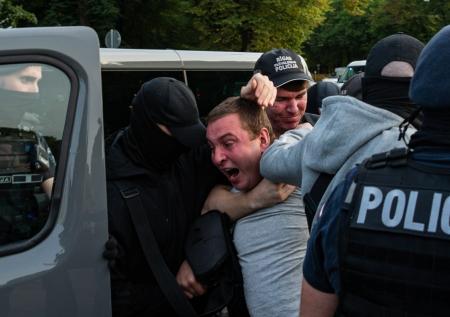 В Риге задержали протестующих против сноса памятника советским воинам