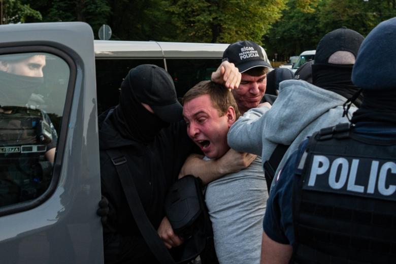Сотрудники полиции задерживают одного из участников акции против сноса памятника воинам Советской армии — освободителям Советской Латвии и Риги от немецко-фашистских захватчиков в парке Победы в Риге