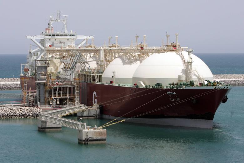 Газовый порт в промышленном городе Рас-Лаффан. Танкер для сжиженного газа (СПГ)