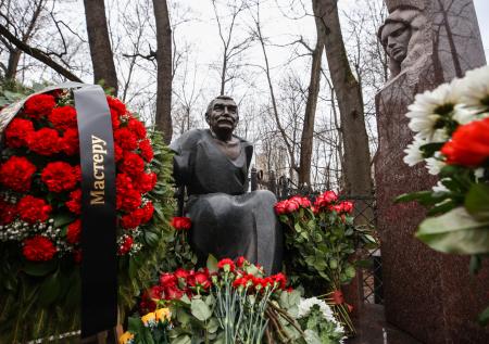 Памятник Армену Джигарханяну открыли на Ваганьковском кладбище в Москве
