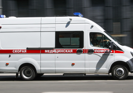На петербуржца набросились с ножом под окнами жилого дома