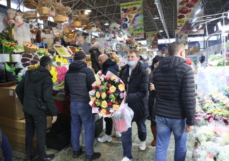 Канун 8 Марта: люди сметают цветы с прилавков на Рижском рынке 