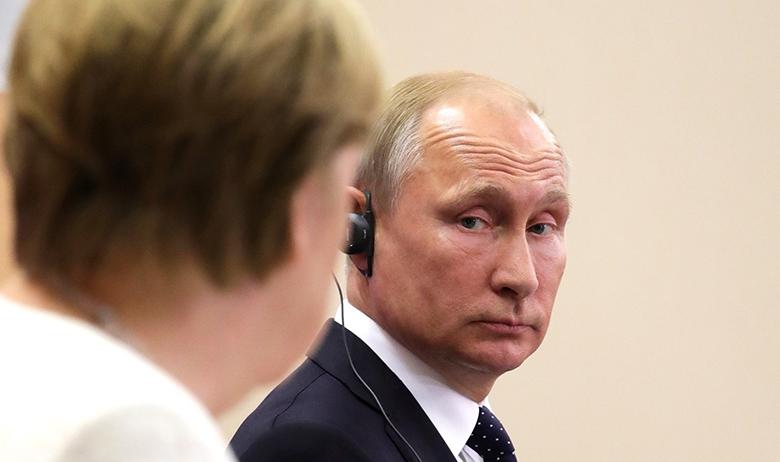 Президент РФ Владимир Путин с канцлером ФРГ Ангелой Меркель