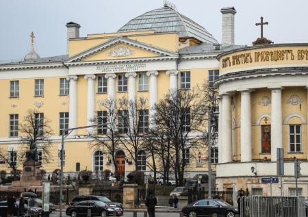 Вооружённый ножом мужчина пытался проникнуть в здание журфака МГУ