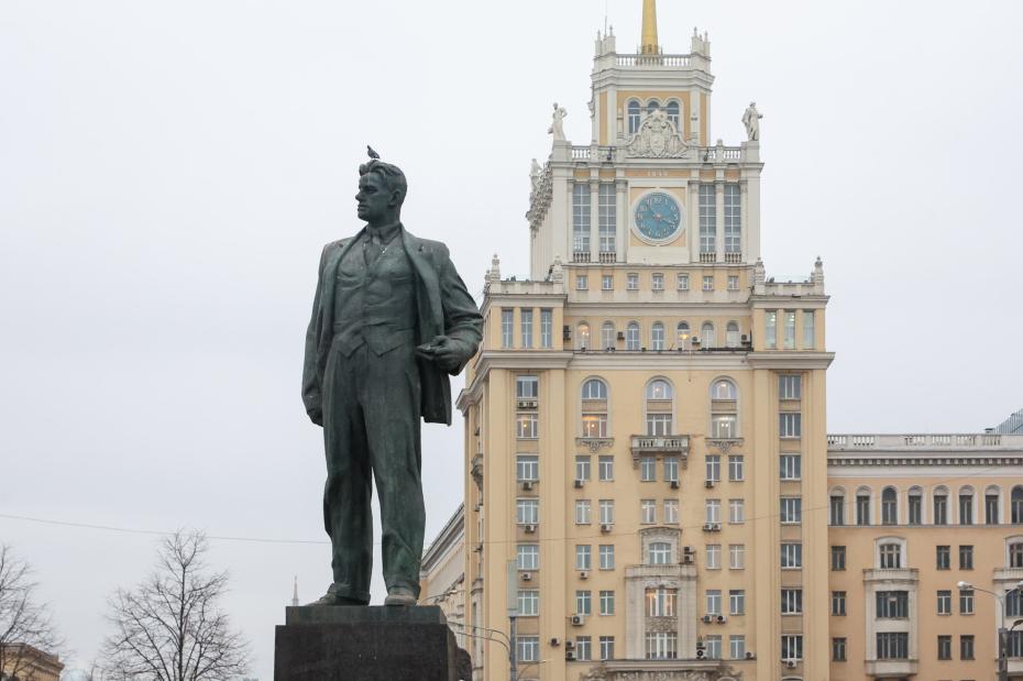 Памятник Владимиру Маяковскому на одноименной площади