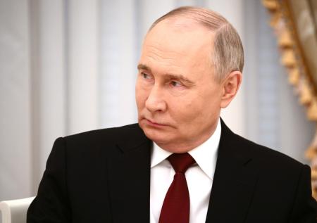 Путин поблагодарил президента Лаоса за передачу «символов Победы»