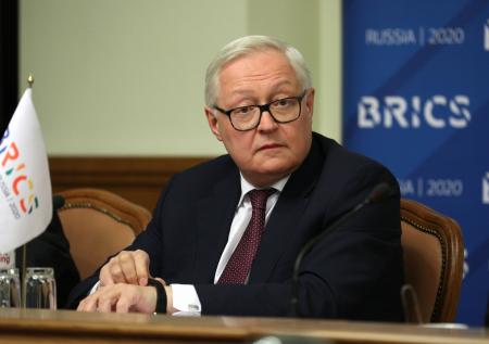 «Выставляют себя на посмешище»: Рябков о попытках США навредить России