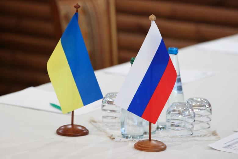 Флажки на столе, за которым пройдут российско-украинские переговоры