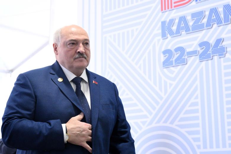 Александр Лукашенко во время прибытия глав делегаций на территорию Международного выставочного центра «Казань Экспо» для участия в XVI саммите БРИКС.