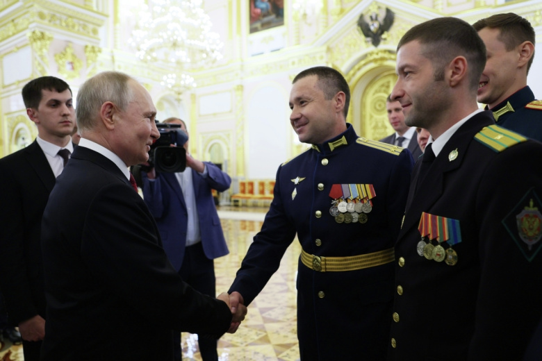 Президент РФ Владимир Путин на встрече с выпускниками высших военно-учебных заведений