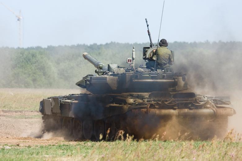 Танк Т-80 на полигоне