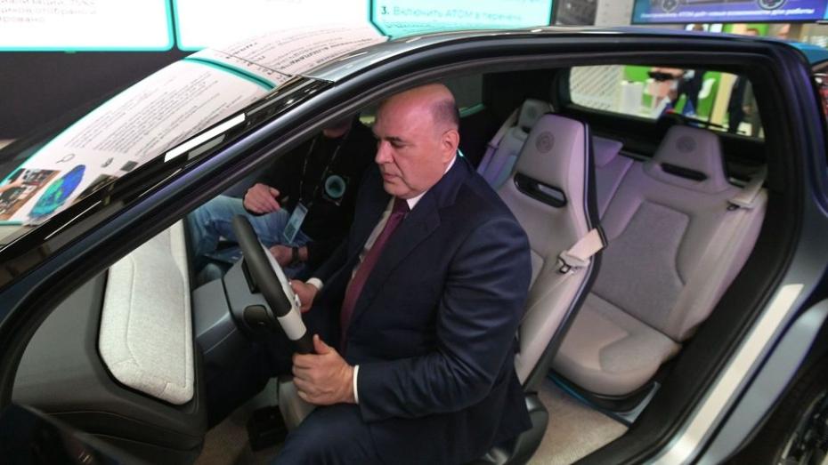 Премьер-министр РФ Михаил Мишустин во время осмотра автомобиля «Атом»