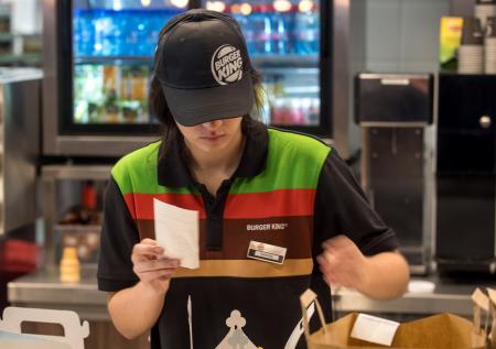 Курьер Burger King приставал к 11-летней школьнице