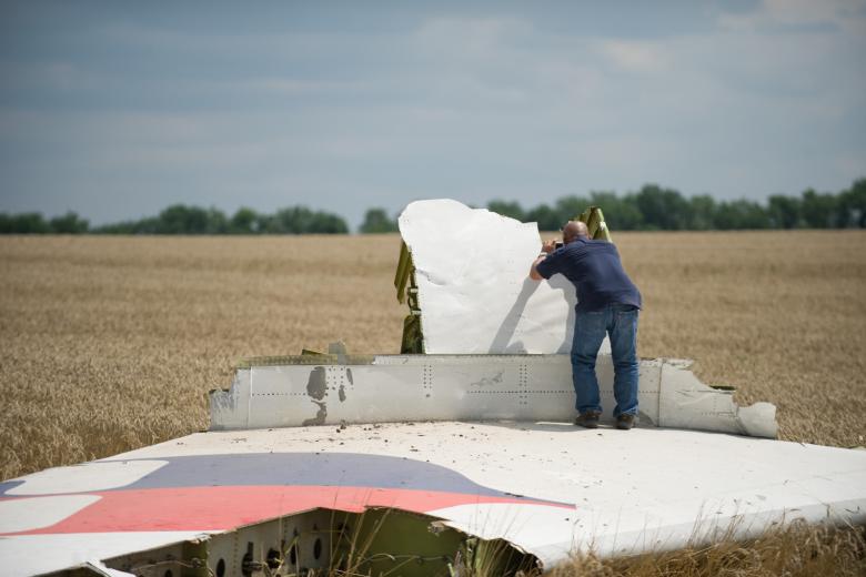 Обломки самолета на месте крушения рейса MH17 Malaysia Airlines в Донецкой области