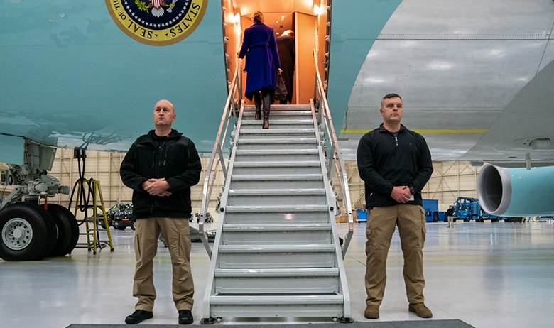 Мелания Трамп (в центре)