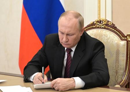 Путин продлил действие специальных мер во внешней экономике