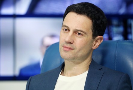 Обвинения в абьюзе, отсутствие ролей, монастырь: как живет Антон Макарский